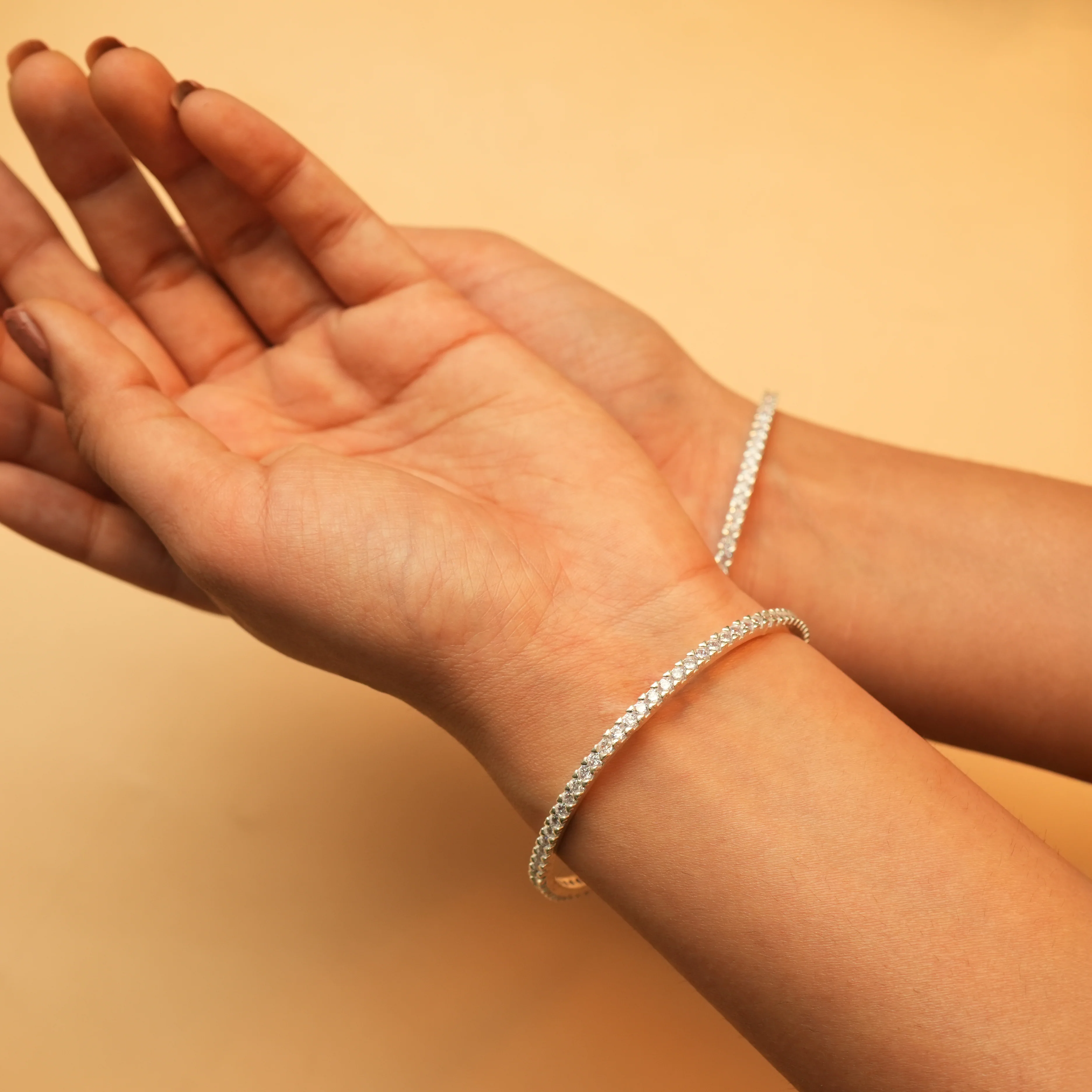 Bangle Simple, Lightweight Elegance - Image 2