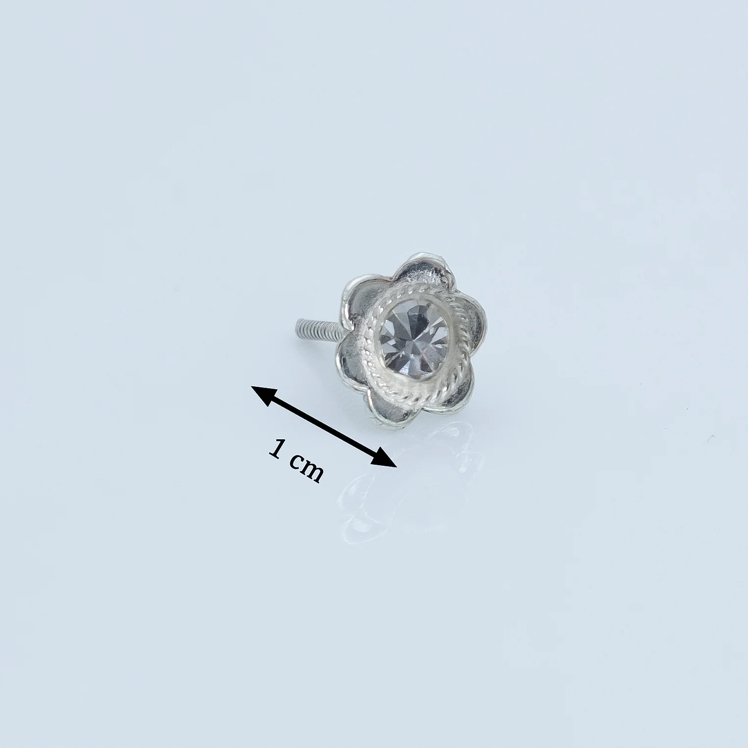 Elegant Floral Silver Stud Earrings with Sparkling Stone - Image 4
