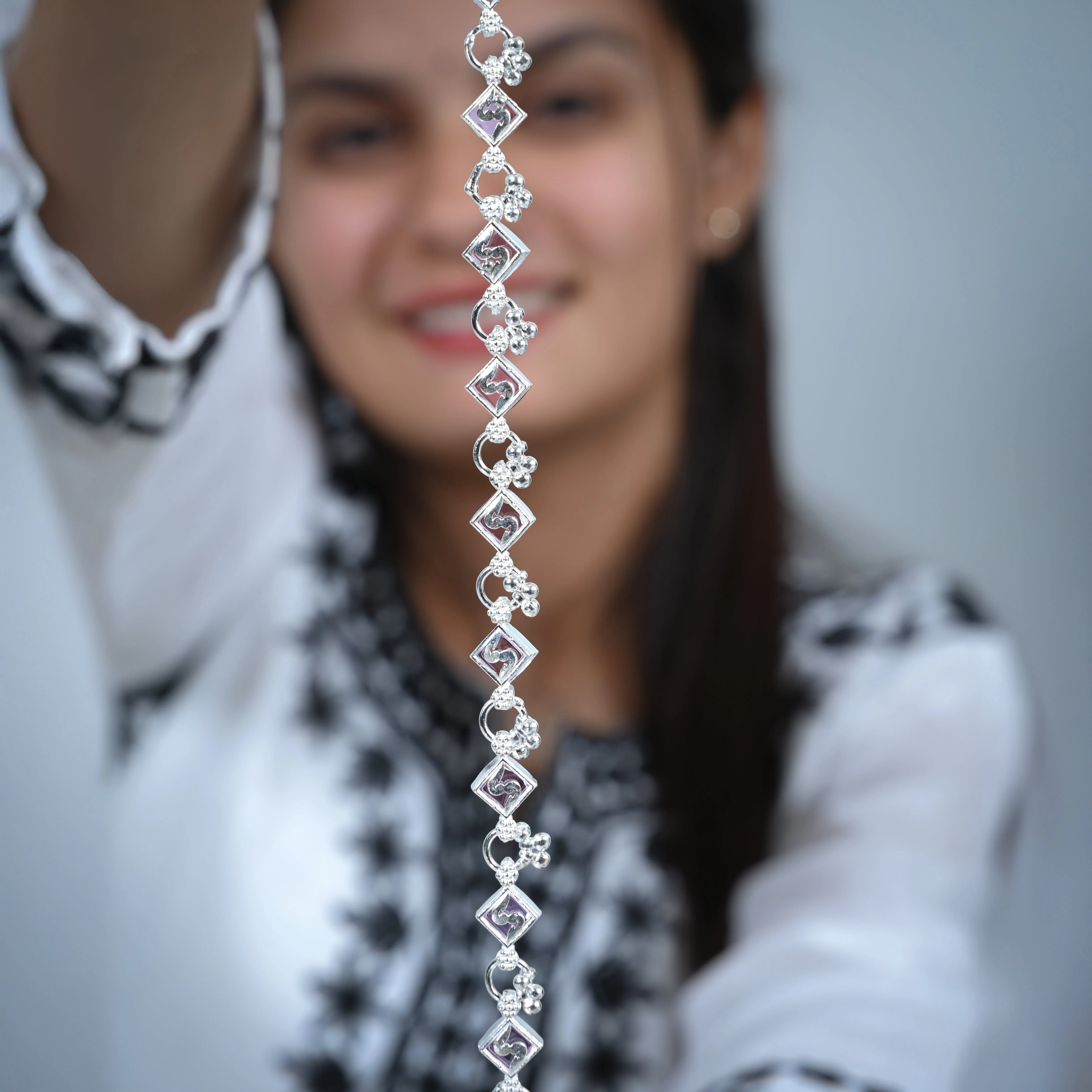 Silver Anklet with Distinct Square Shape and Modern Flair - Image 2