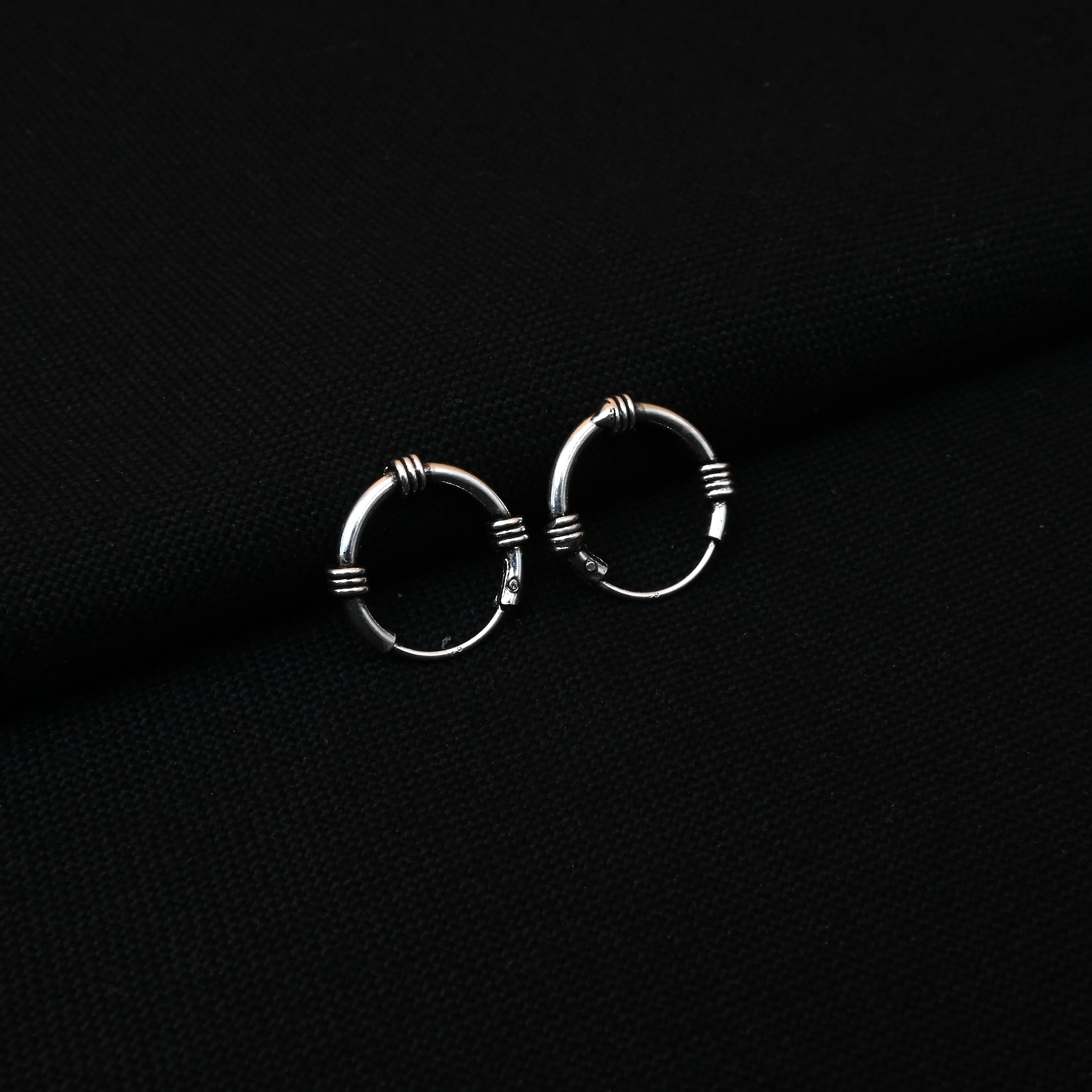 Trendy Unisex Silver Bali Earrings with Sleek Design - Image 4